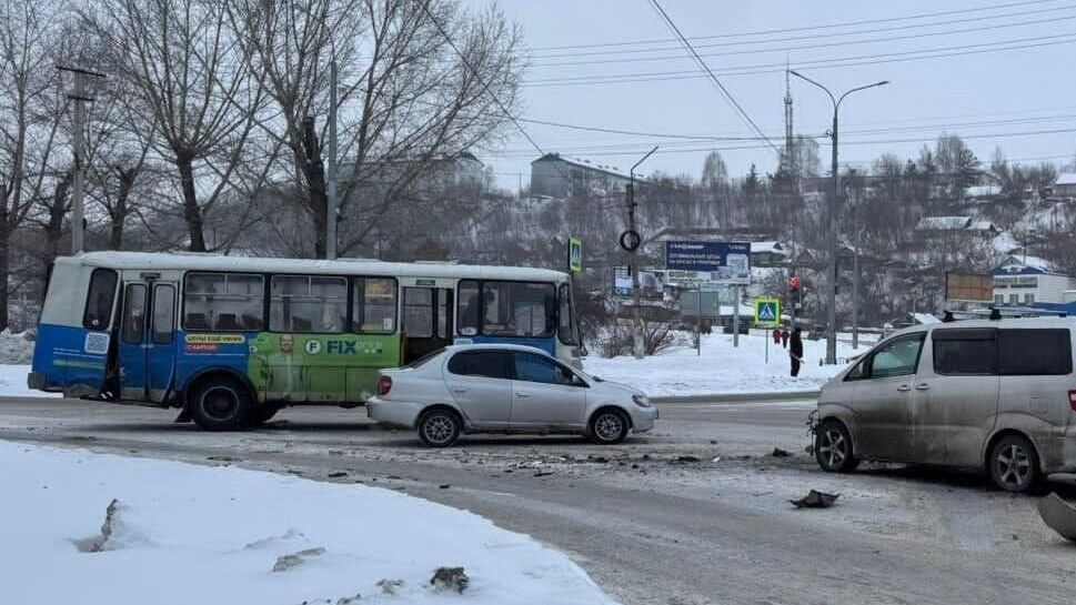 Место ДТП с участием микроавтобуса в Бийске Алтайского края. 12 января 2025 Место ДТП с участием микроавтобуса в Бийске Алтайского края. 12 января 2025 - РИА Новости, 1920, 12.01.2025