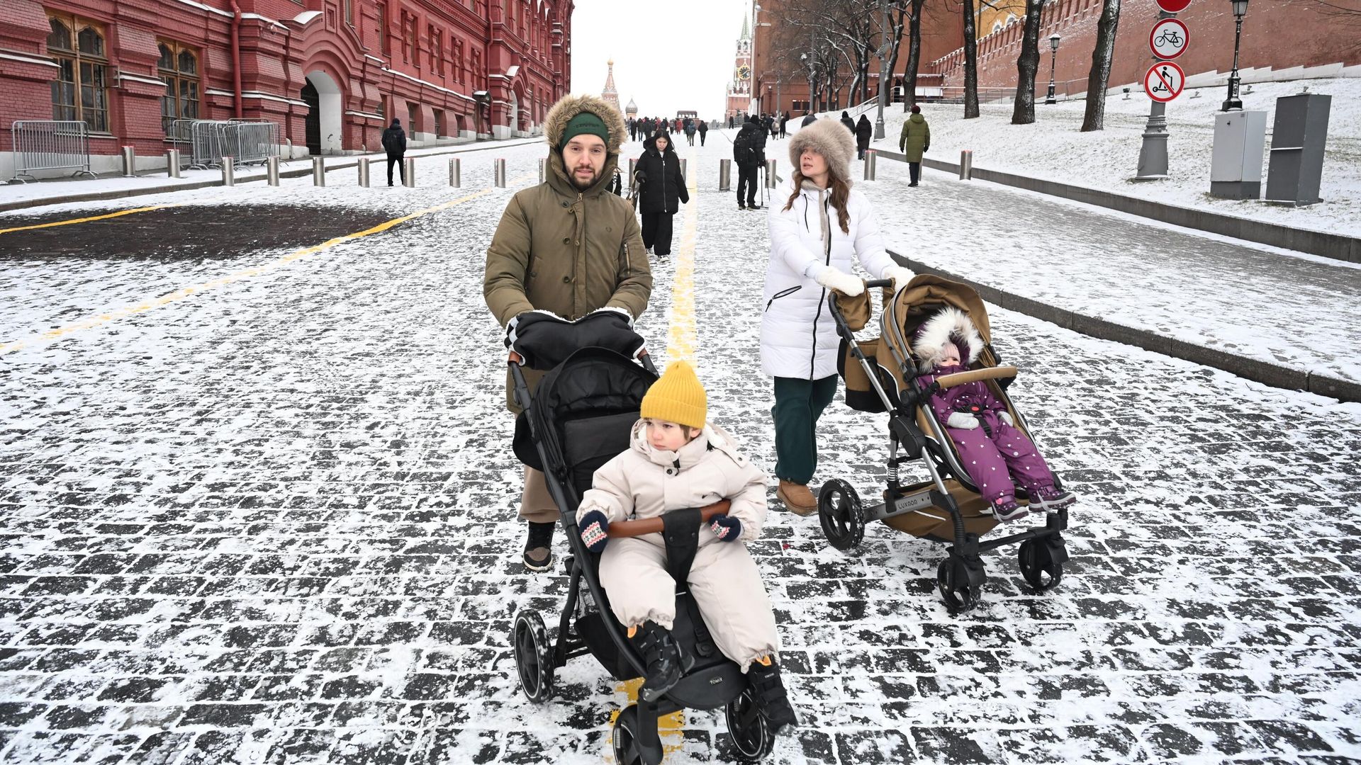 Люди гуляют по Красной площади в Москве Люди гуляют по Красной площади в Москве - РИА Новости, 1920, 01.01.2026