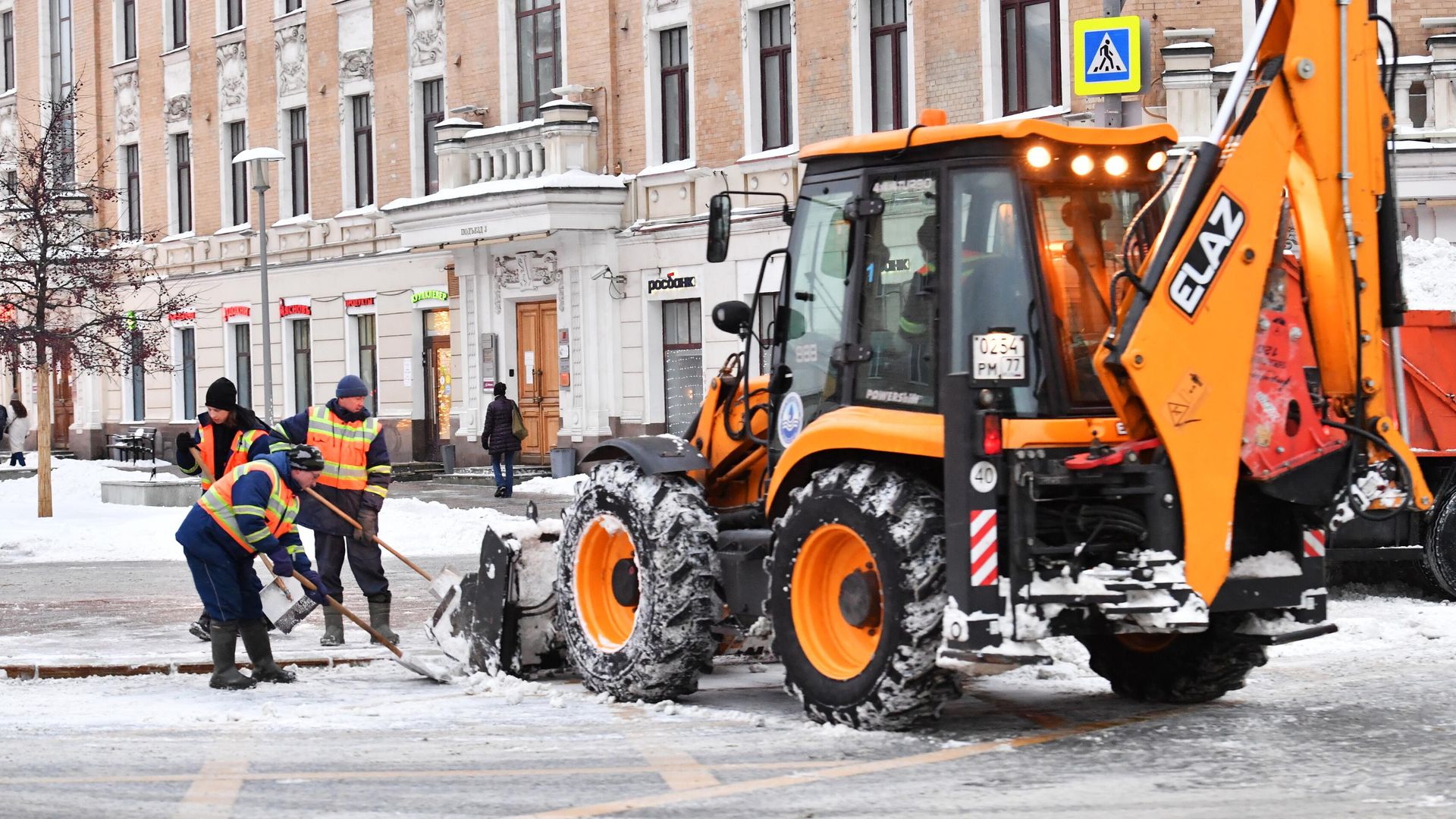 Сотрудники коммунальных служб во время работы на одной из улиц Москвы - РИА Новости, 1920, 14.01.2025