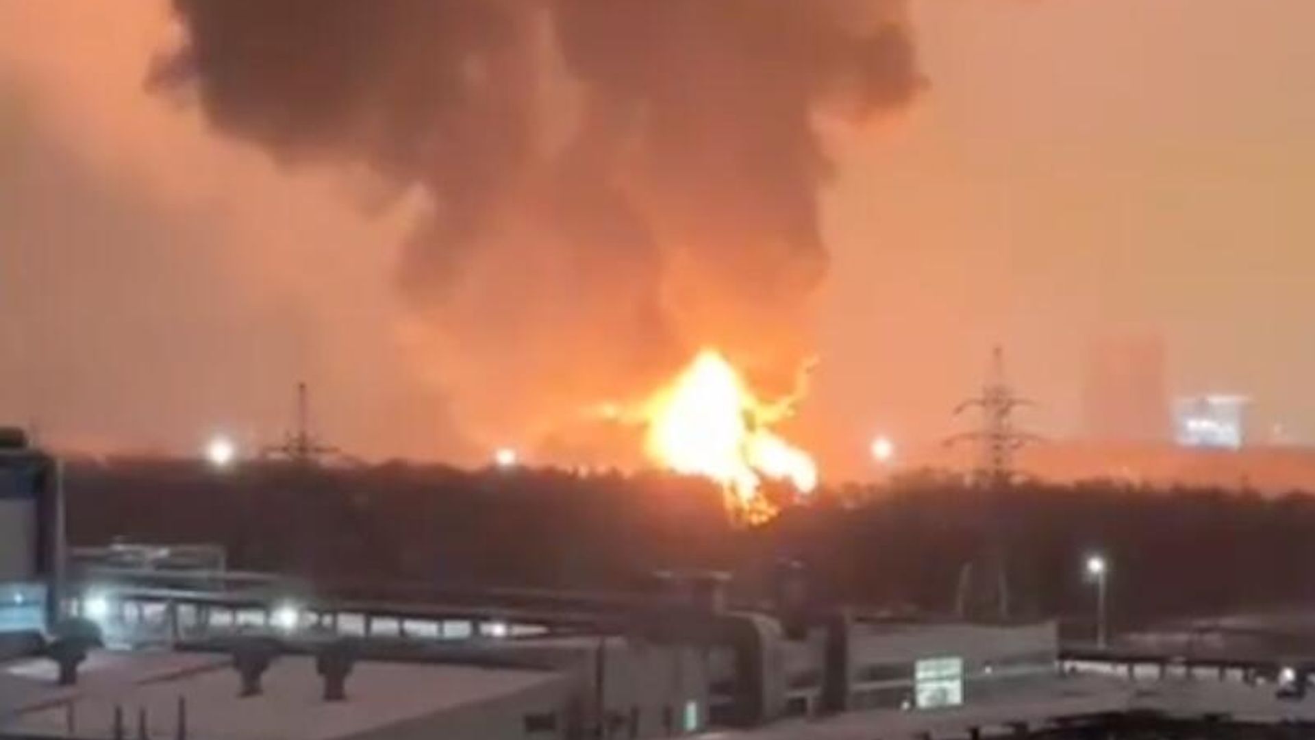 Пожар после атаки БПЛА в Энгельсе. Кадр видео очевидца Пожар после атаки БПЛА в Энгельсе. Кадр видео очевидца - РИА Новости, 1920, 14.01.2025