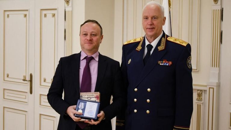 Председатель Следственного комитета РФ Александр Бастрыкин и заместитель главного редактора – директор Главной дирекции информации ФГУП МИА Россия сегодня Дмитрий Горностаев во время награждения Председатель Следственного комитета РФ Александр Бастрыкин и заместитель главного редактора – директор Главной дирекции информации ФГУП МИА Россия сегодня Дмитрий Горностаев во время награждения