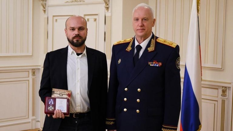 Председатель Следственного комитета РФ Александр Бастрыкин и корреспондент ФГУП МИА Россия сегодня Андрей Казаков во время награждения Председатель Следственного комитета РФ Александр Бастрыкин и корреспондент ФГУП МИА Россия сегодня Андрей Казаков во время награждения
