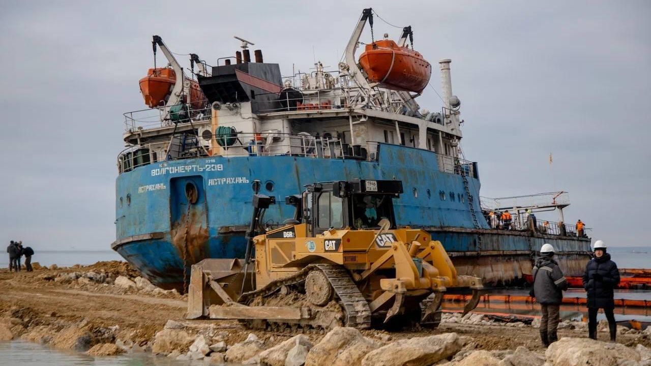 Танкер Волгонефть-239, потерпевший крушение в районе Керченского пролива Танкер Волгонефть-239, потерпевший крушение в районе Керченского пролива - РИА Новости, 1920, 15.01.2025
