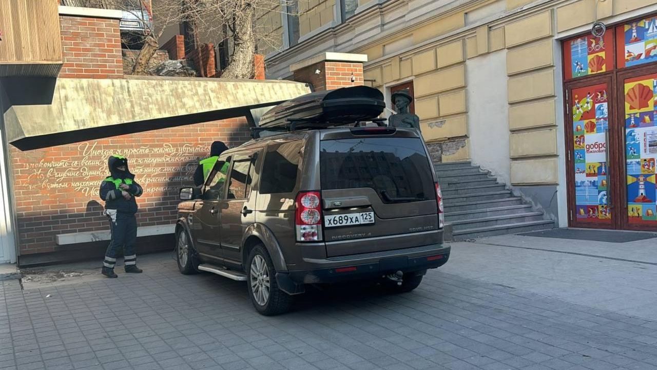 Место происшествия, где хабаровчанин на угнанном внедорожнике протаранил несколько автомобилей и пытался въехать в здание храма на центральной площади во Владивостоке Место происшествия, где хабаровчанин на угнанном внедорожнике протаранил несколько автомобилей и пытался въехать в здание храма на центральной площади во Владивостоке - РИА Новости, 1920, 15.01.2025