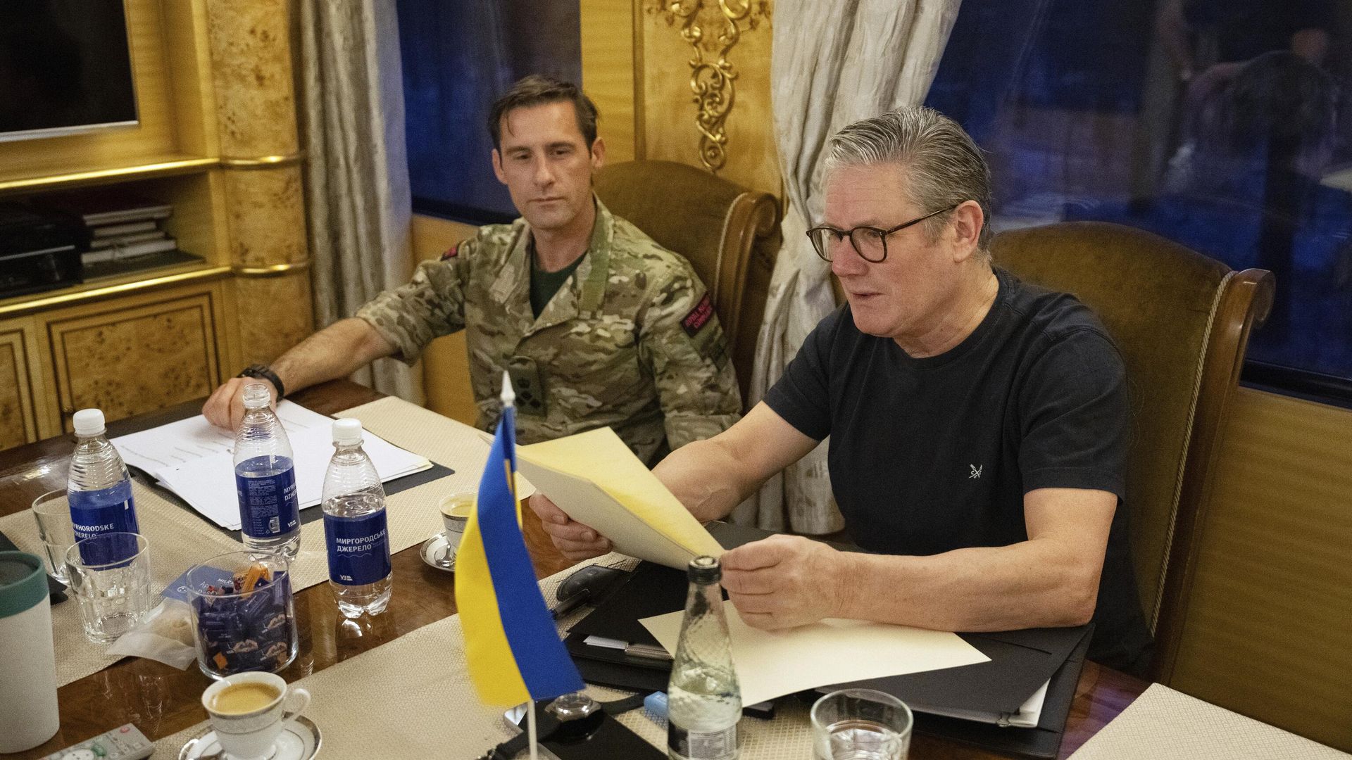 Премьер-министр Великобритании Кир Стармер (справа) в поезде во время поездки в Киев - РИА Новости, 1920, 19.01.2025