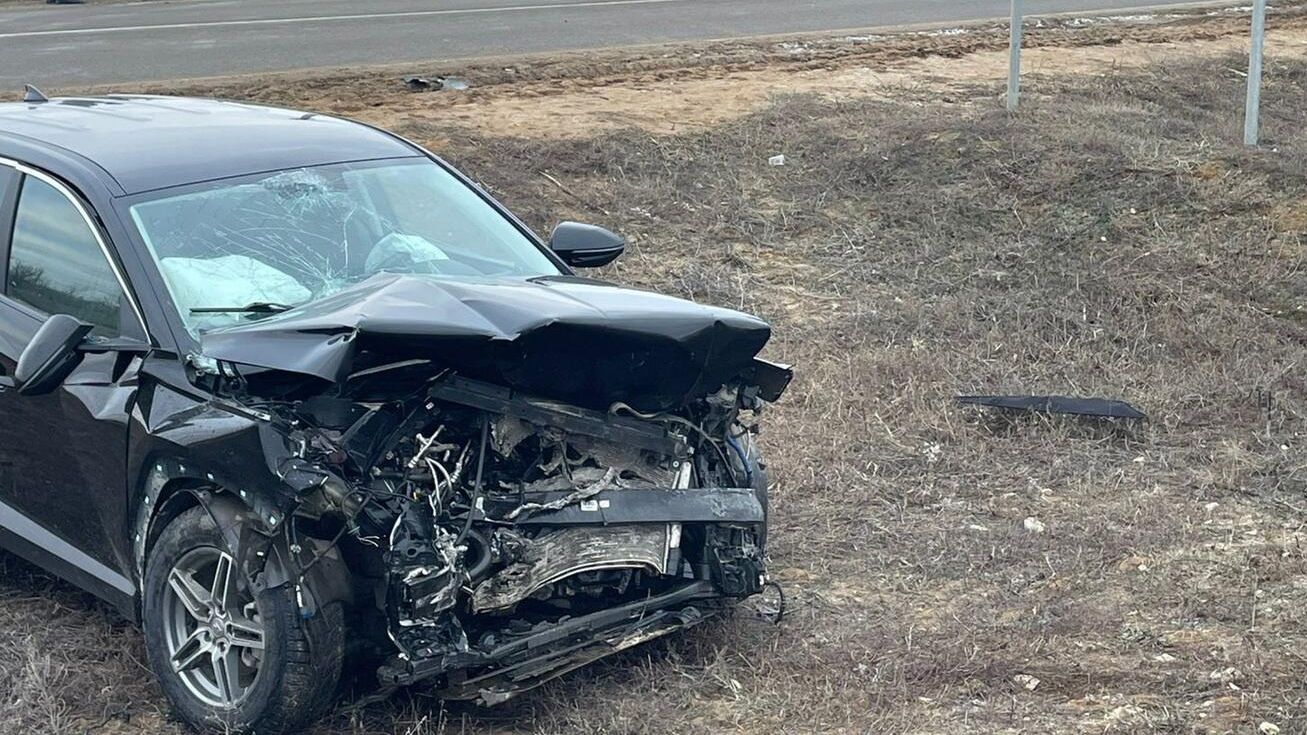 Место столкновения двух легковых автомобилей на трассе в Волгоградской области. 16 января 2025 - РИА Новости, 1920, 16.01.2025