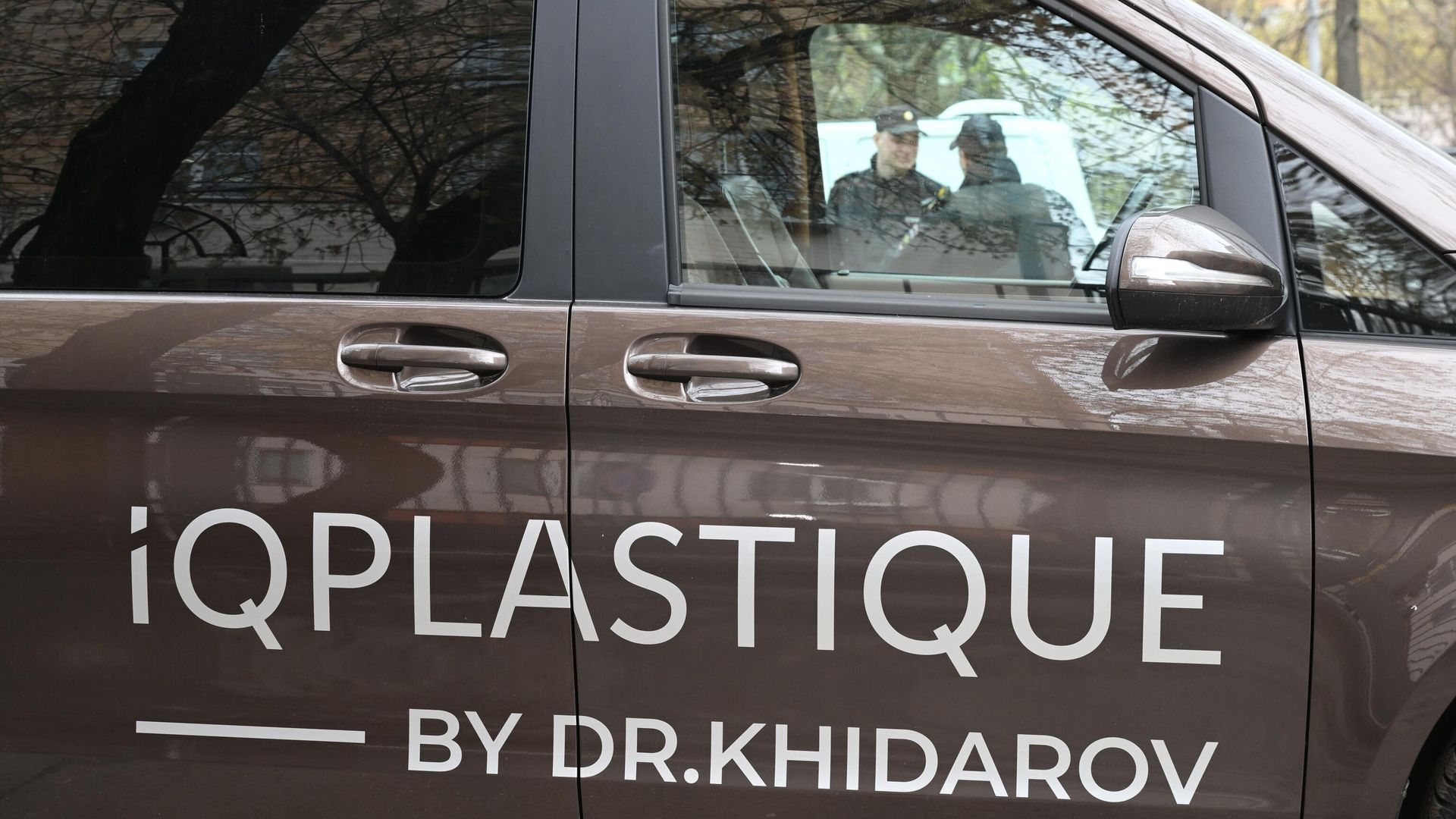 Автомобиль клиники пластического хирурга Тимура Хайдарова IQ Plastique Автомобиль клиники пластического хирурга Тимура Хайдарова IQ Plastique - РИА Новости, 1920, 16.01.2025
