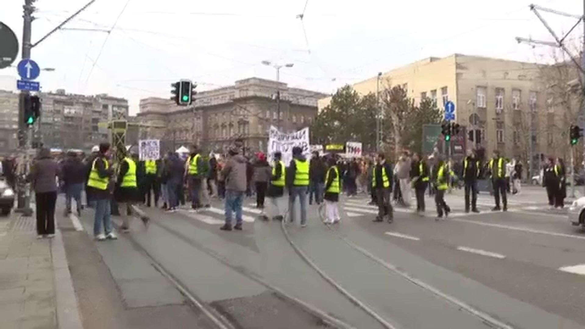Автомобиль сбил девушку на студенческом протесте в Белграде - РИА Новости, 1920, 16.01.2025