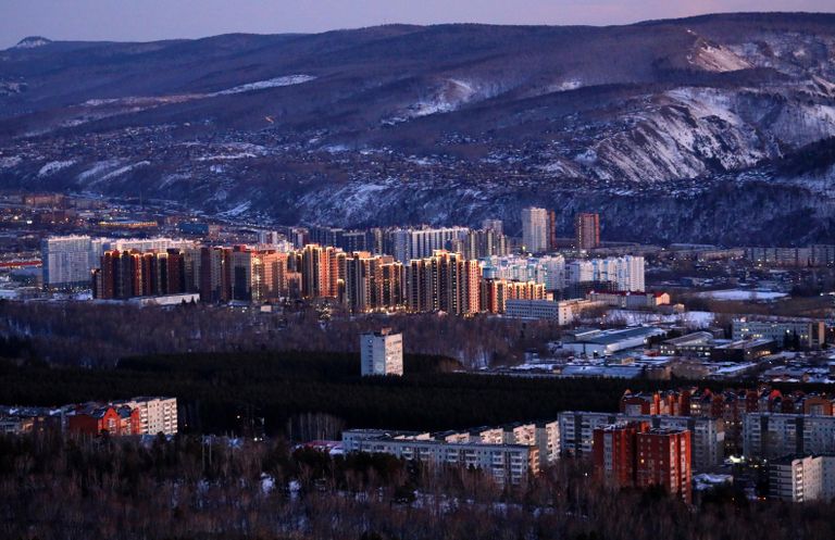 Вид на кварталы Октябрьского и Свердловского районов города во время заката с Николаевской сопки - самой высокой географической точки в черте Красноярска