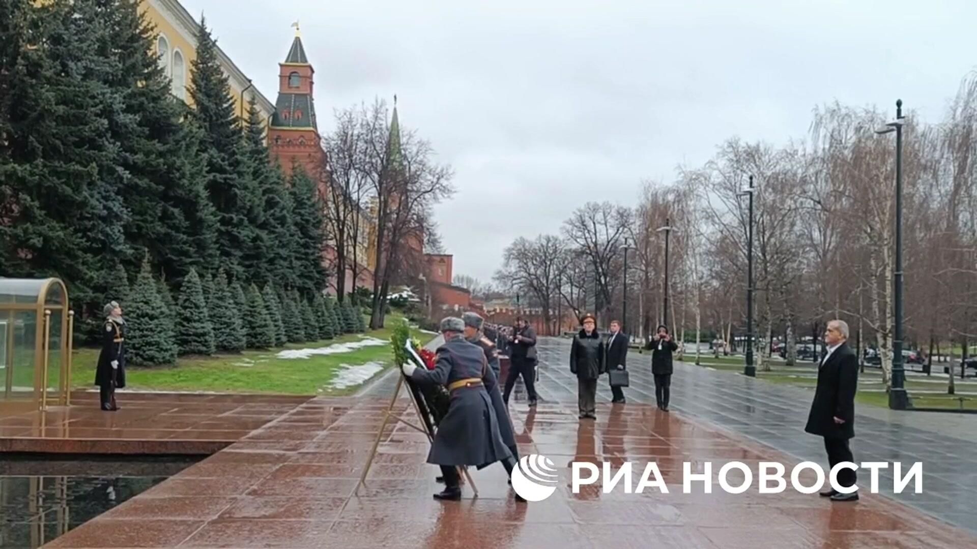 Президент Ирана возложил цветы к Могиле неизвестного солдата в Москве Президент Ирана возложил цветы к Могиле неизвестного солдата в Москве - РИА Новости, 1920, 17.01.2025