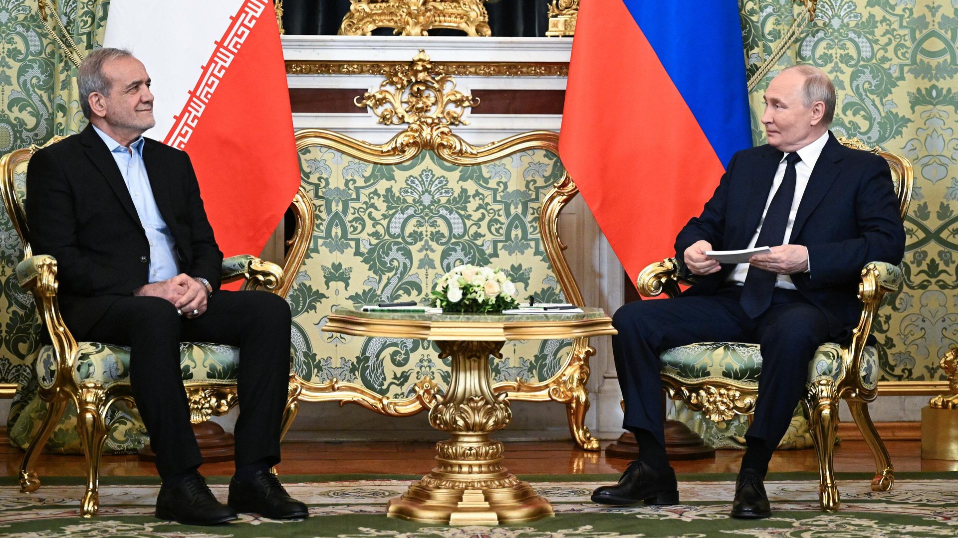 Президент РФ Владимир Путин и президент Ирана Масуд Пезешкиан во время встречи в Москве - РИА Новости, 1920, 17.01.2025