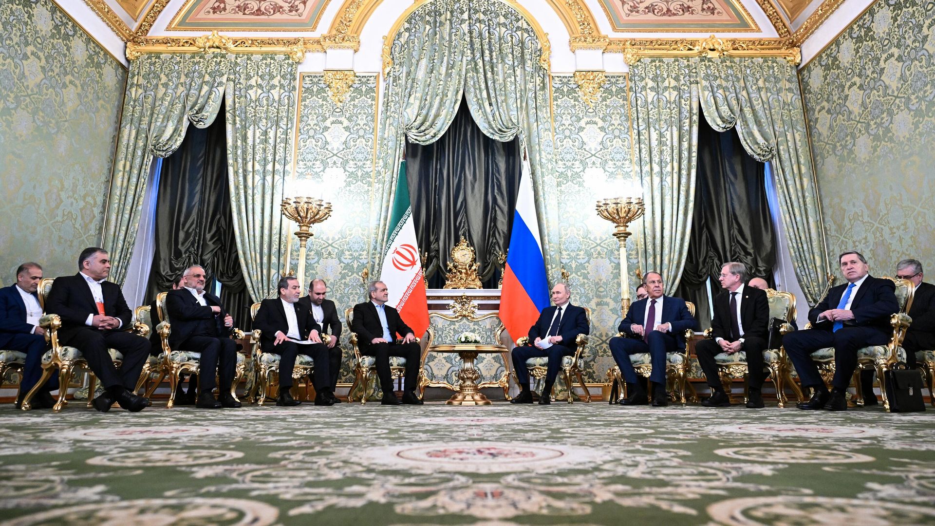Президент РФ Владимир Путин и президент Ирана Масуд Пезешкиан во время встречи в Москве - РИА Новости, 1920, 17.01.2025