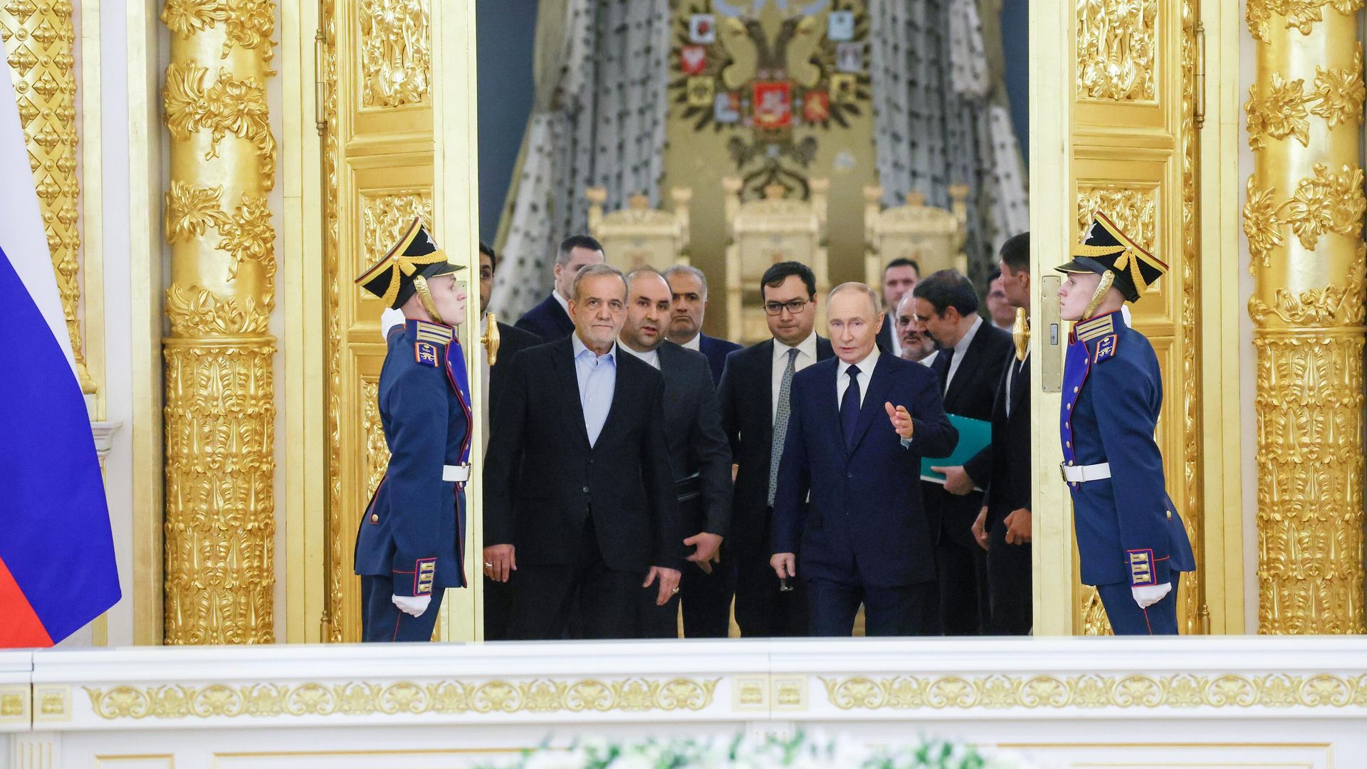 Президент РФ Владимир Путин и президент Ирана Масуд Пезешкиан во время встречи в Москве - РИА Новости, 1920, 17.01.2025