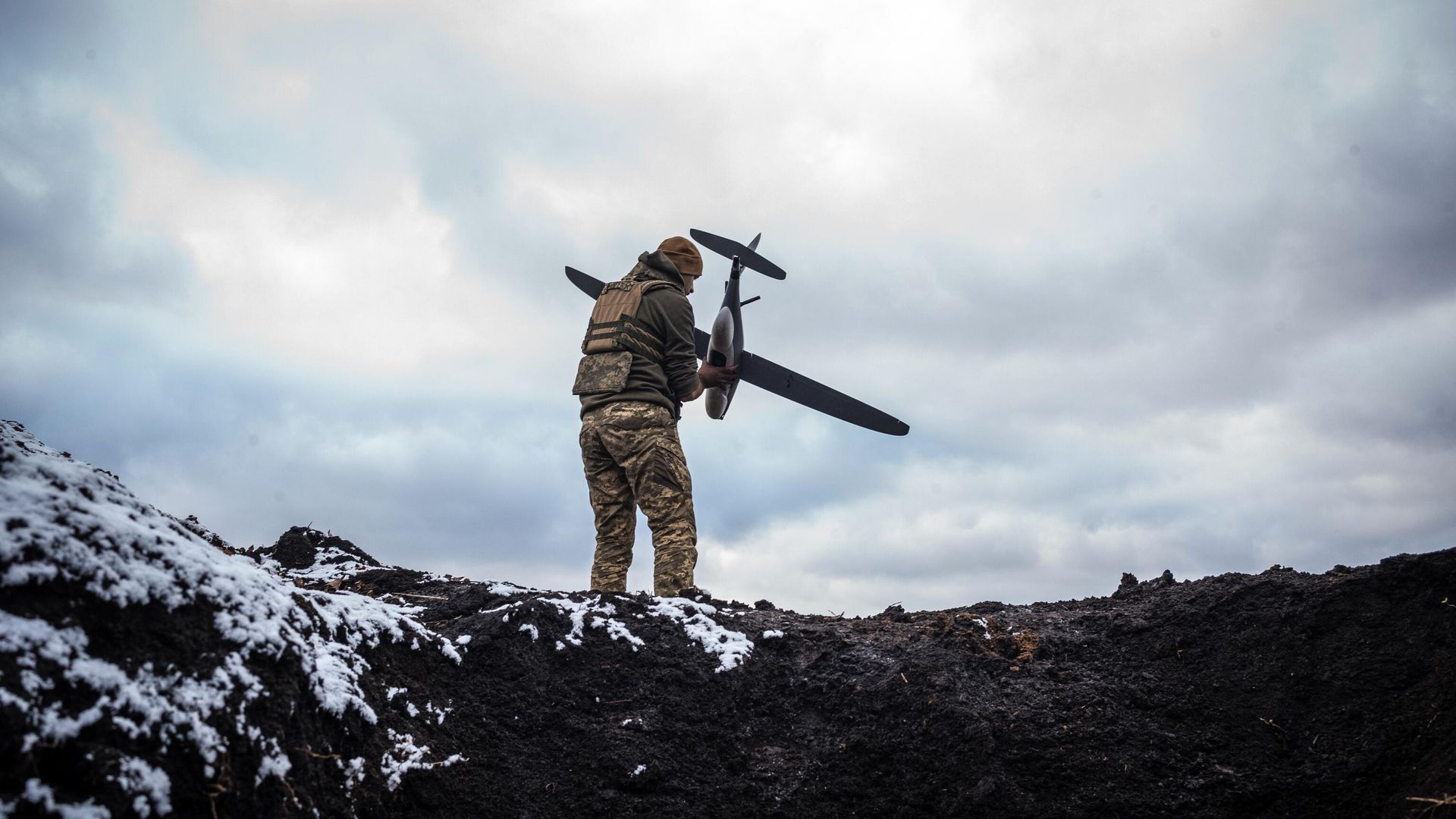 Украинский военный запускает БПЛА Украинский военный запускает БПЛА - РИА Новости, 1920, 17.01.2025