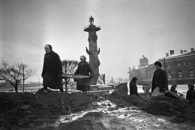 Гражданское население ведет строительство оборонительных сооружений на стрелке Васильевского острова