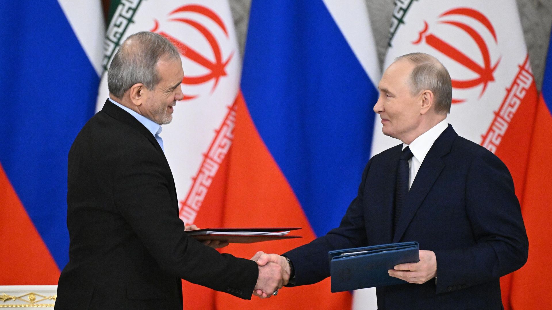 Президент России Владимир Путин и президент Ирана Масуд Пезешкиан во время подписания договора о всеобъемлющем стратегическом партнерстве между Россией и Ираном Президент России Владимир Путин и президент Ирана Масуд Пезешкиан во время подписания договора о всеобъемлющем стратегическом партнерстве между Россией и Ираном - РИА Новости, 1920, 17.01.2025