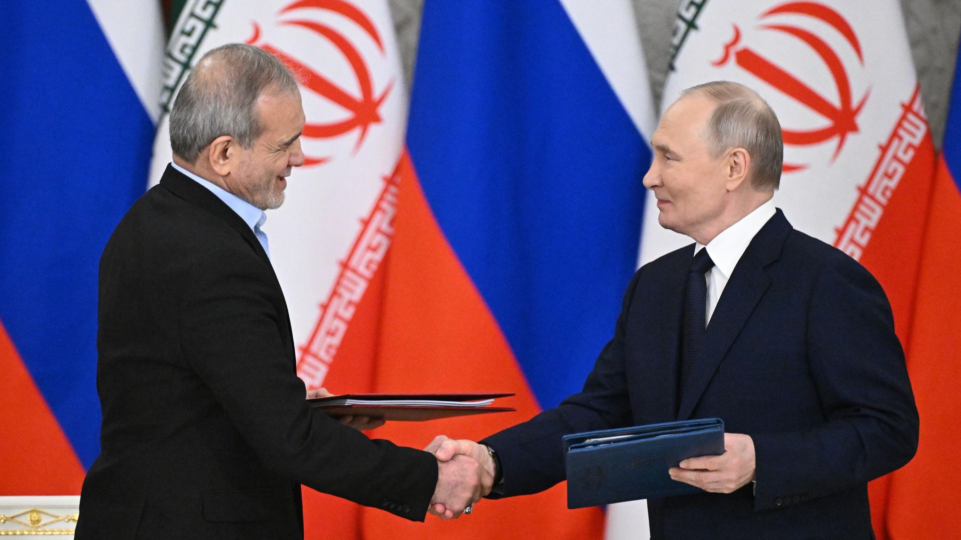 Президент России Владимир Путин и президент Ирана Масуд Пезешкиан - РИА Новости, 1920, 19.10.2026