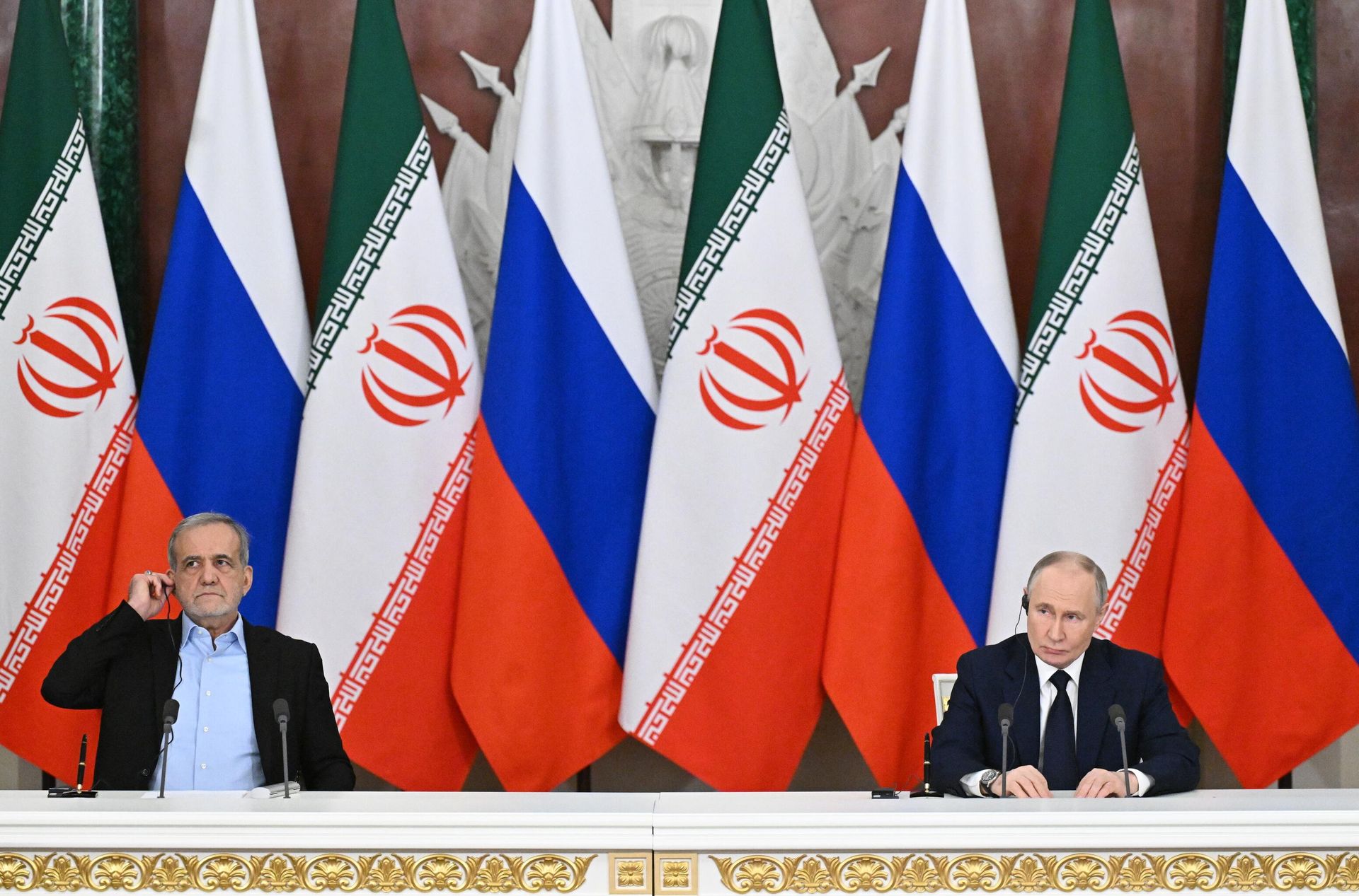 Президент России Владимир Путин и президент Ирана Масуд Пезешкиан выступают с заявлением для прессы после подписания договора о всеобъемлющем стратегическом партнерстве Президент России Владимир Путин и президент Ирана Масуд Пезешкиан выступают с заявлением для прессы после подписания договора о всеобъемлющем стратегическом партнерстве - РИА Новости, 1920, 17.01.2025