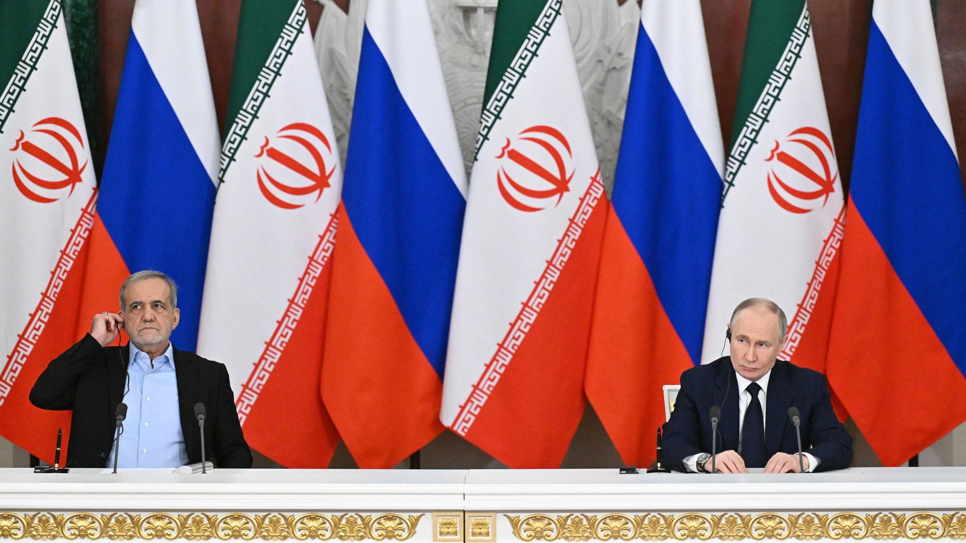 Президент России Владимир Путин и президент Ирана Масуд Пезешкиан выступают с заявлением для прессы после подписания Договора о всеобъемлющем стратегическом партнерстве - РИА Новости, 1920, 17.01.2025