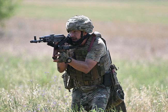 Боец отряда на тренировке. Боец отряда на тренировке.