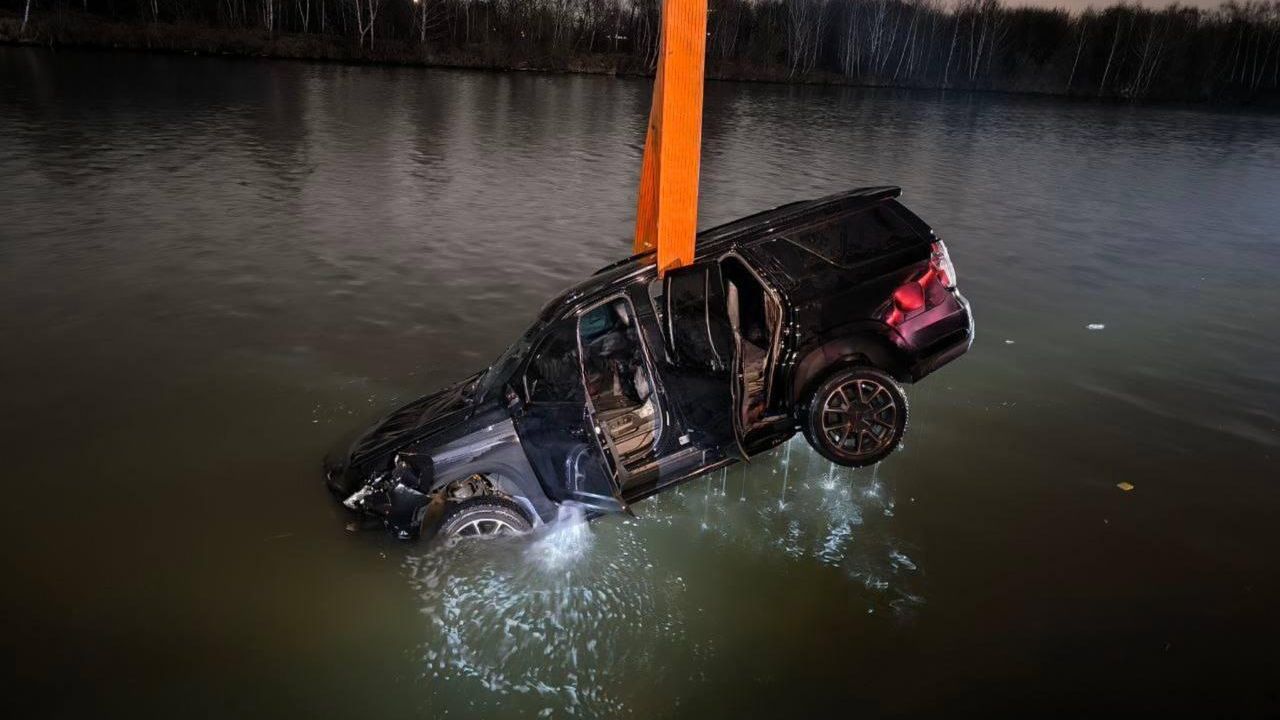 Внедорожник Chevrolet Tahoe упал в воду на Нагатинской набережной в Москве Внедорожник Chevrolet Tahoe упал в воду на Нагатинской набережной в Москве - РИА Новости, 1920, 18.01.2025