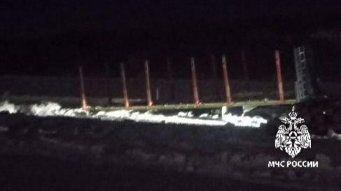 Лесовоз провалился под воду в Качугском районе Иркутской области Лесовоз провалился под воду в Качугском районе Иркутской области - РИА Новости, 1920, 18.01.2025