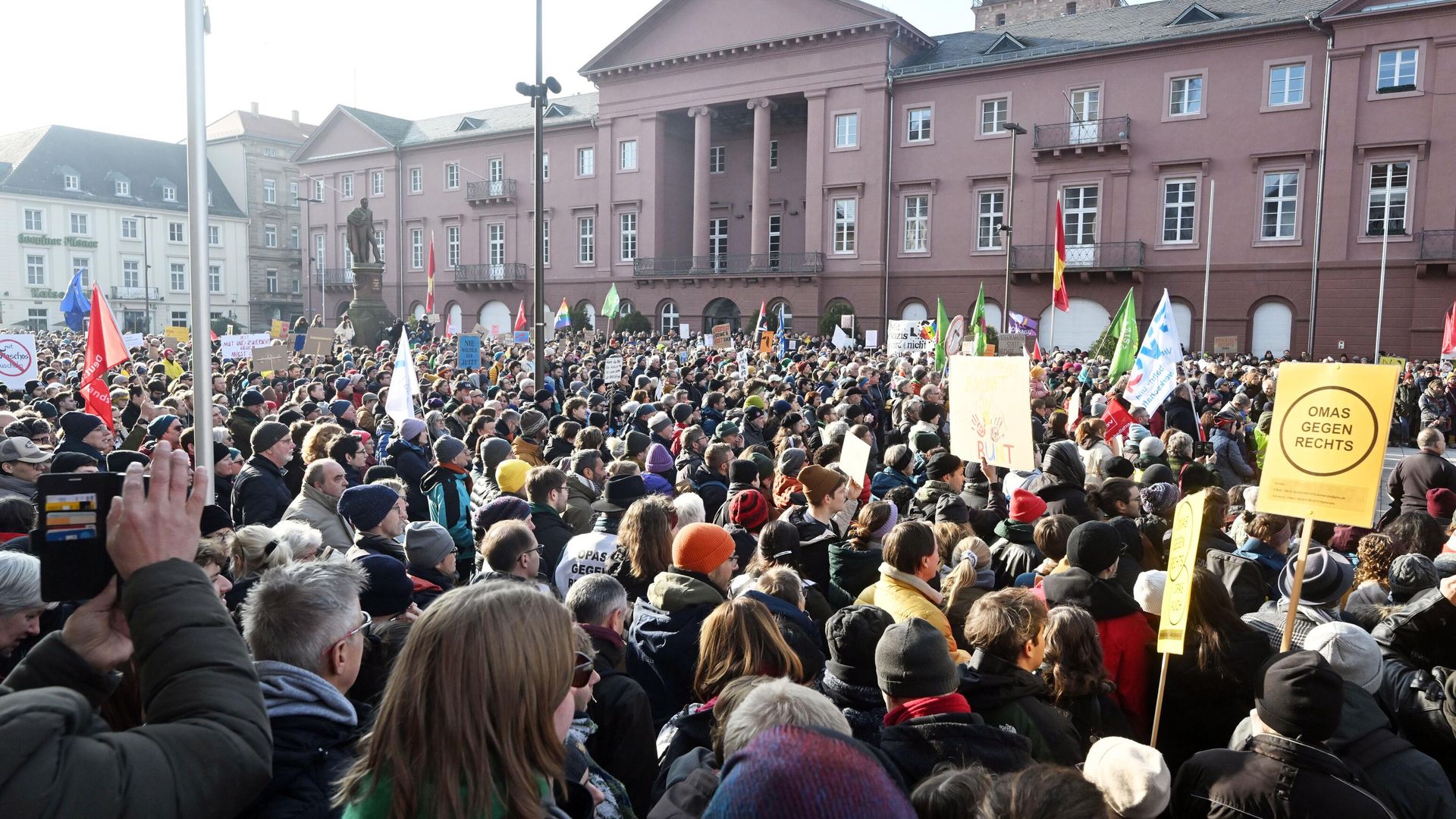 Участники акции протеста против правой партии Альтернатива для Германии (АдГ) в Карлсруэ Участники акции протеста против правой партии Альтернатива для Германии (АдГ) в Карлсруэ - РИА Новости, 1920, 18.01.2025