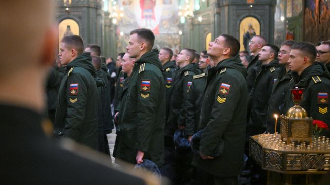 Верующие на богослужении в Главном храме Вооруженных Сил РФ в Московской области