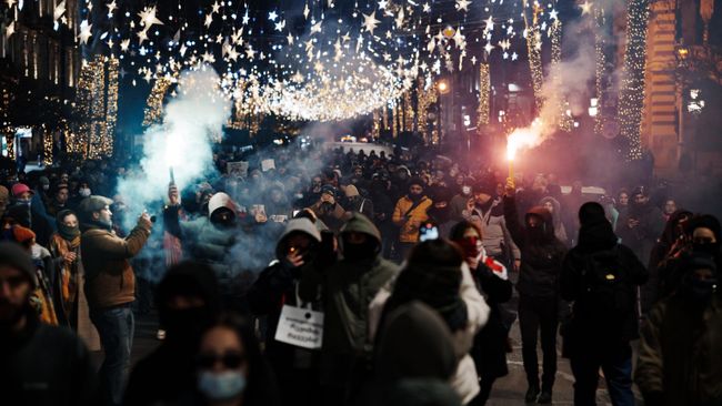 Участники акции протеста оппозиции в Тбилиси. 18 января 2025