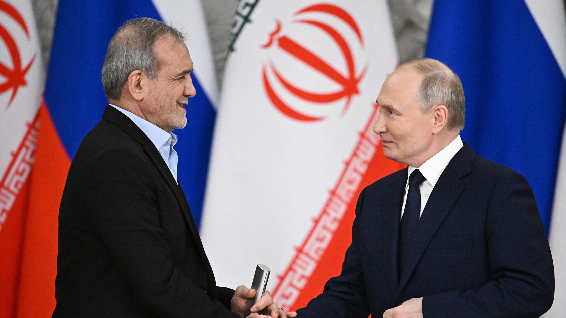 Президент Владимир Путин и президент Ирана Масуд Пезешкиан во время встречи - РИА Новости, 1920, 12.12.2025