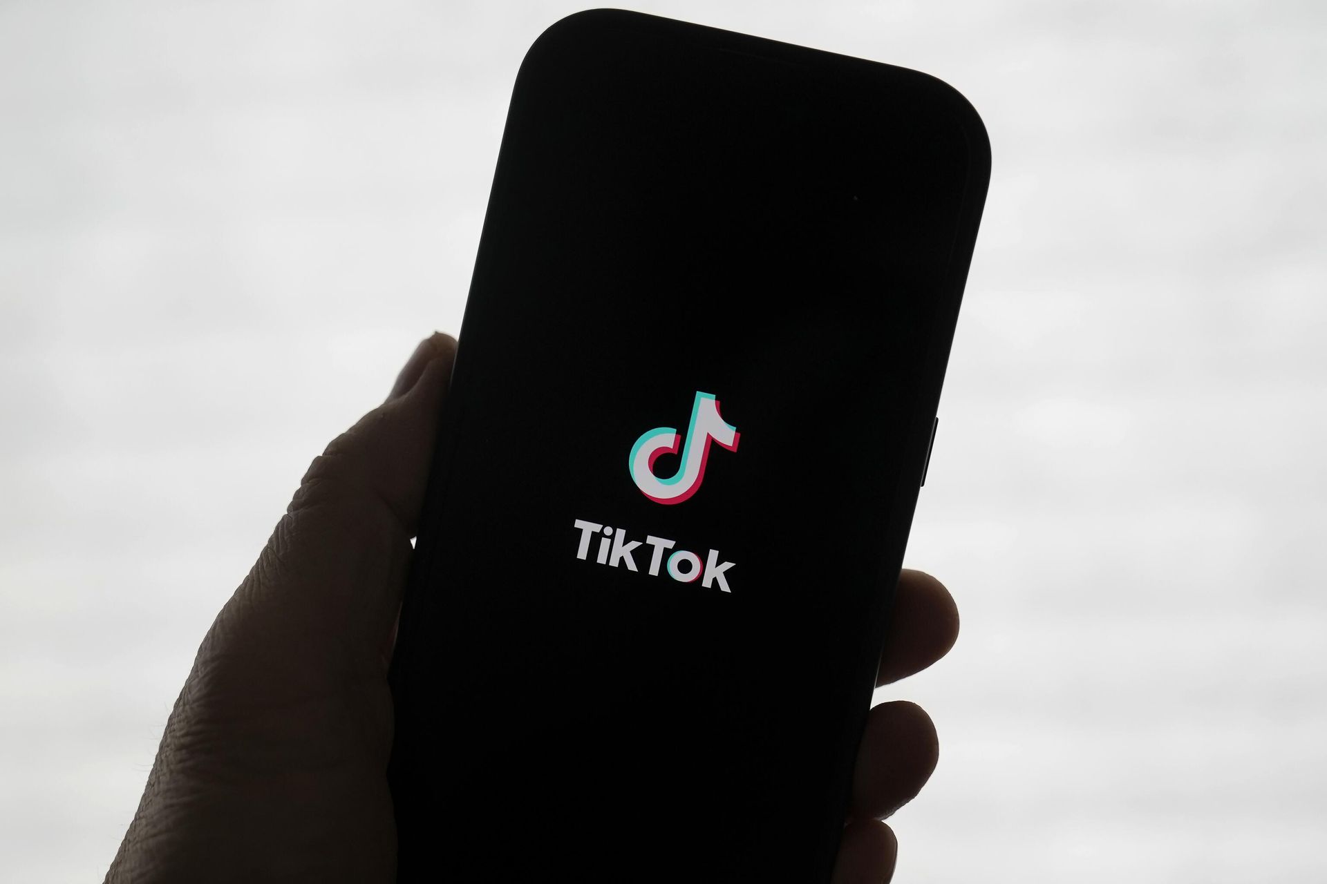 Приложение TikTok на экране смартфона Приложение TikTok на экране смартфона - РИА Новости, 1920, 24.07.2026