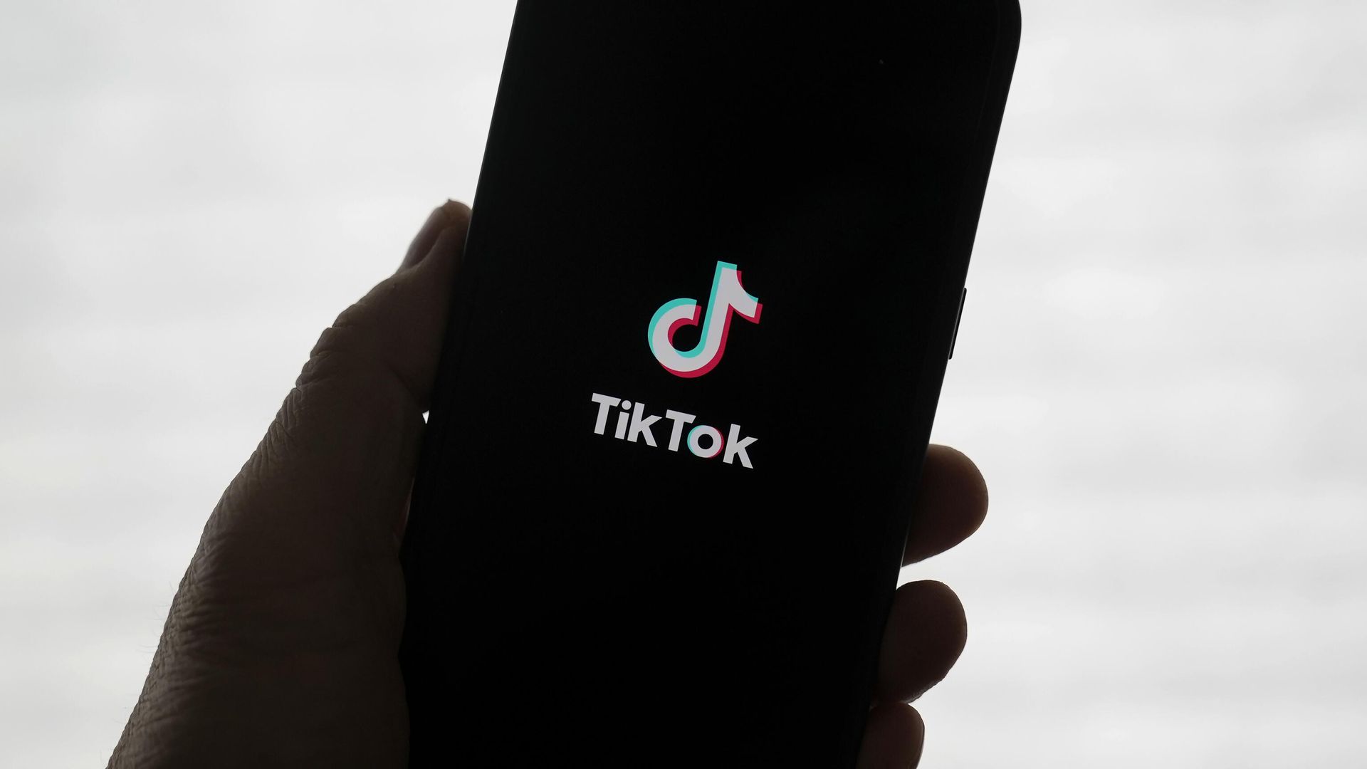Приложение TikTok на экране смартфона Приложение TikTok на экране смартфона - РИА Новости, 1920, 16.09.2025