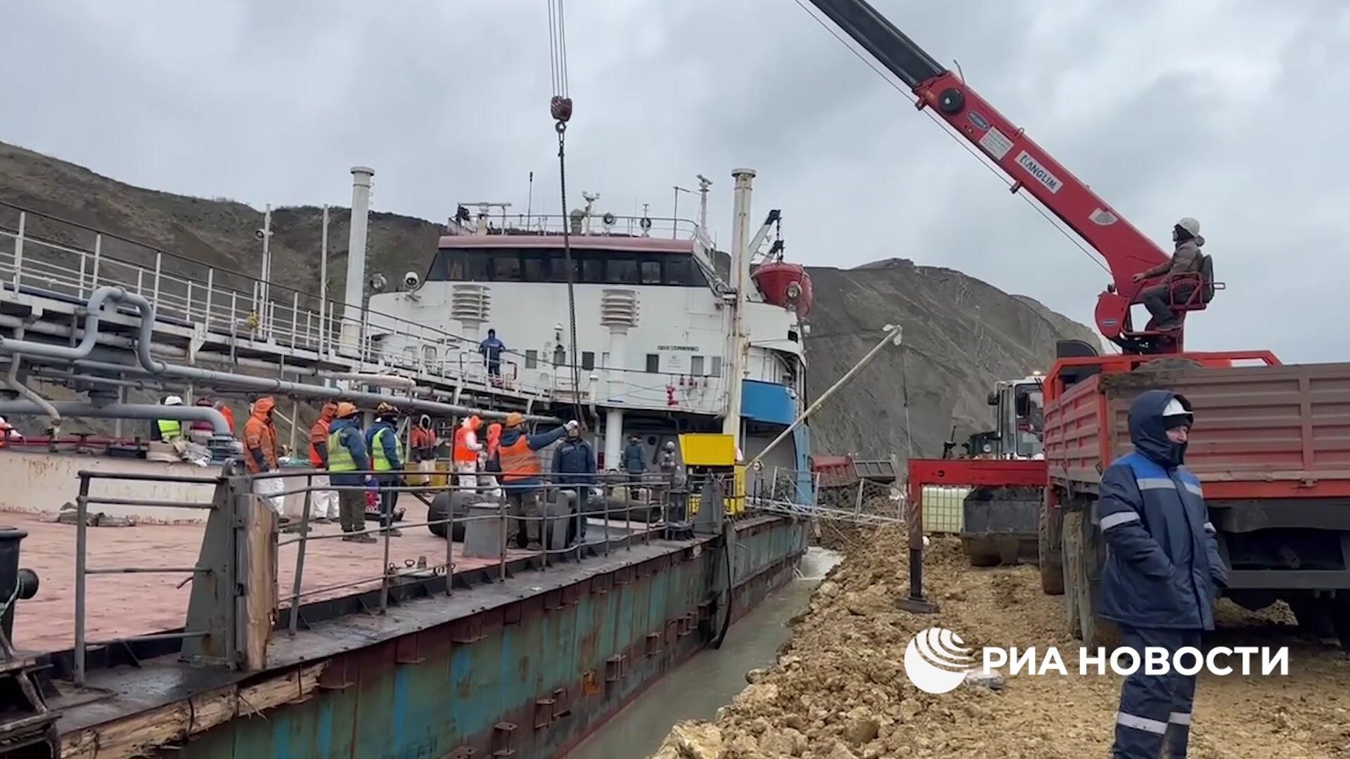 Откачка мазута из танкера Волгонефть-239 Откачка мазута из танкера Волгонефть-239 - РИА Новости, 1920, 19.01.2025