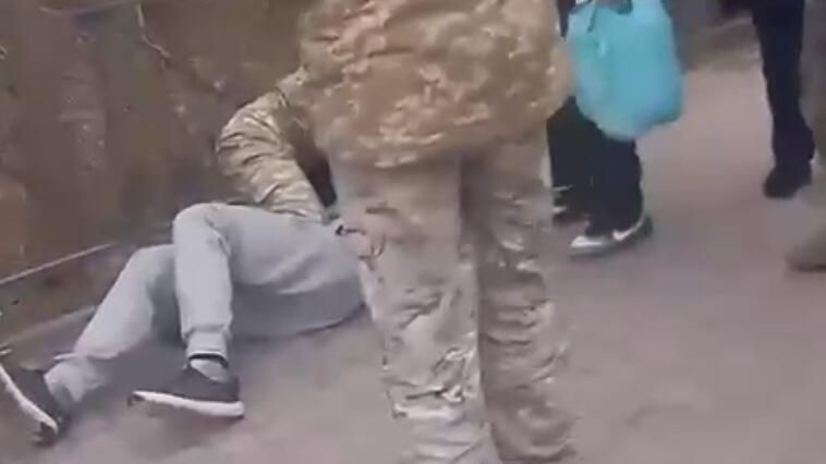 Сотрудники военкомата побили молодого человека в Харькове Сотрудники военкомата побили молодого человека в Харькове - РИА Новости, 1920, 19.01.2025