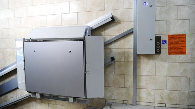 Платформа для маломобильных граждан, установленная в одном из жилых домов в Москве