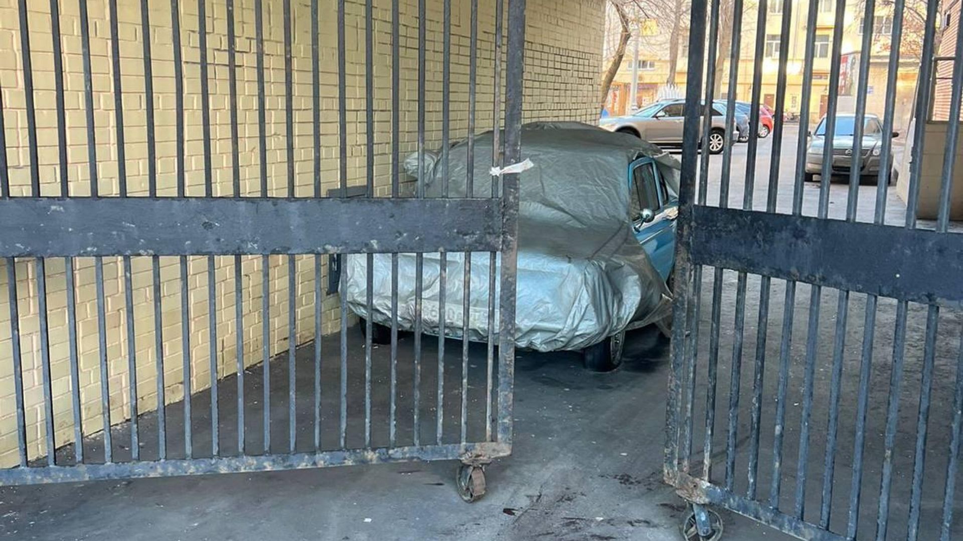 Автомобиль, в котором обнаружено тело женщины, во дворе жилого дома на Кутузовском проспекте Автомобиль, в котором обнаружено тело женщины, во дворе жилого дома на Кутузовском проспекте - РИА Новости, 1920, 18.06.2025