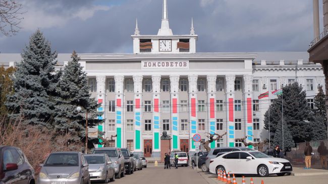 Здание Дома советов в Тирасполе, Молдавия. Архивное фото Здание Дома советов в Тирасполе, Молдавия. Архивное фото