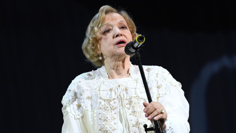 Актриса Валентина Талызина на юбилейном вечере, посвященном 100-летию Театра Моссовета Актриса Валентина Талызина на юбилейном вечере, посвященном 100-летию Театра Моссовета
