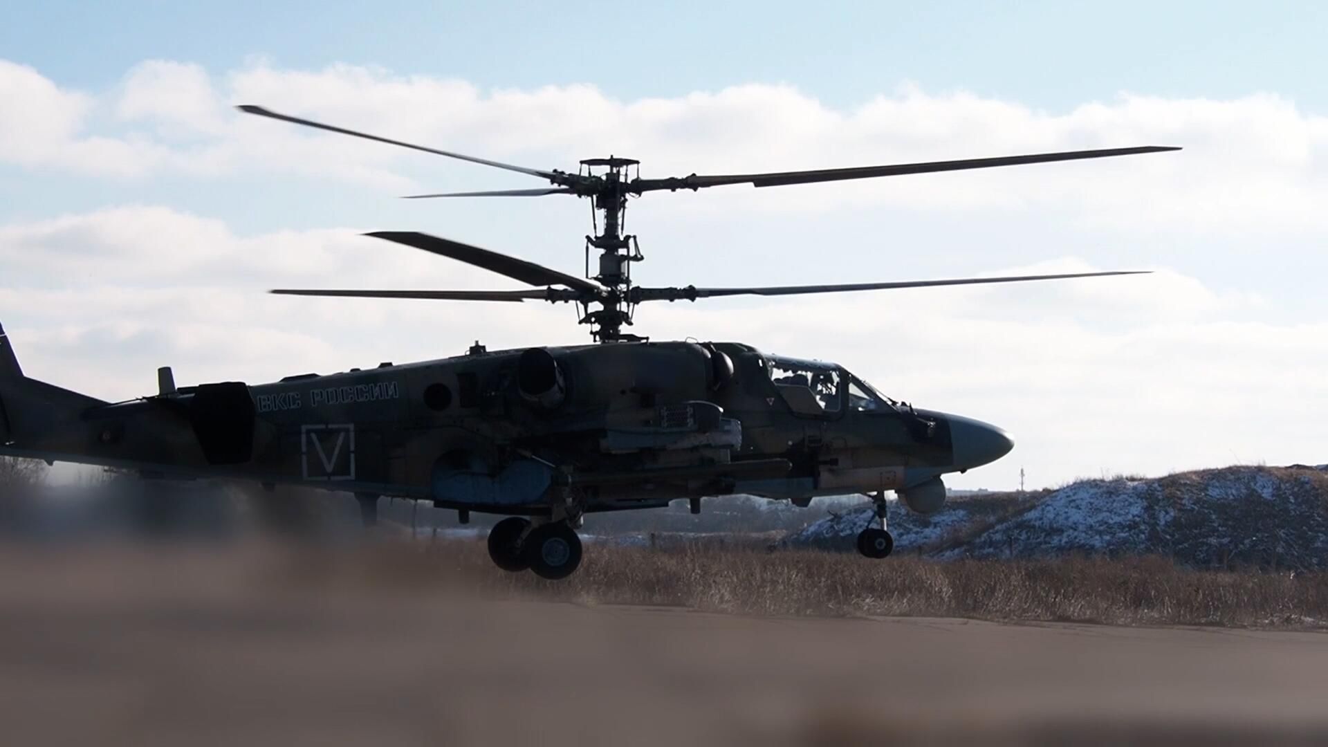 Боевая работа экипажа вертолета Ка-52М в приграничном районе Курской области Боевая работа экипажа вертолета Ка-52М в приграничном районе Курской области - РИА Новости, 1920, 21.01.2025
