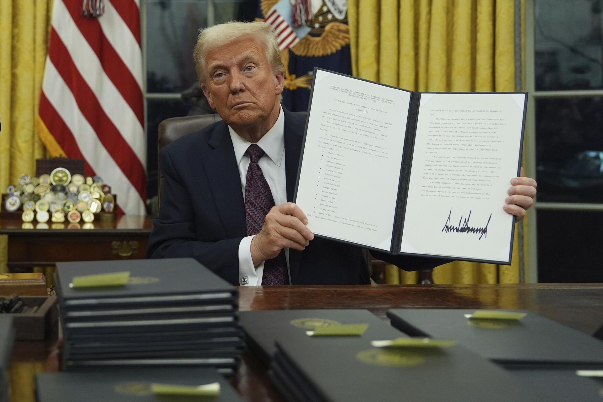 Вступивший в должность президента США Дональд Трамп подписывает указы в Овальном кабинете Белого дома. 20 января 2025 Вступивший в должность президента США Дональд Трамп подписывает указы в Овальном кабинете Белого дома. 20 января 2025 - РИА Новости, 1920, 21.02.2025