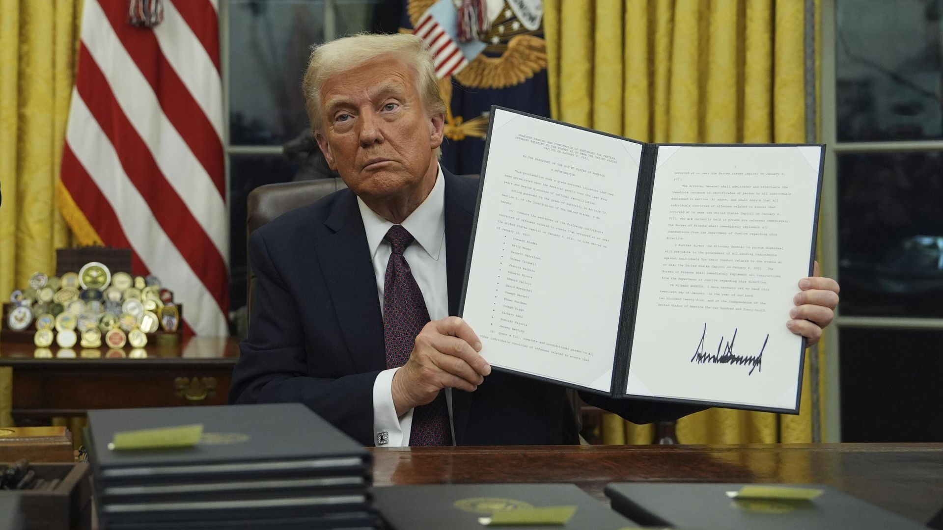 Вступивший в должность президента США Дональд Трамп подписывает указы в Овальном кабинете Белого дома Вступивший в должность президента США Дональд Трамп подписывает указы в Овальном кабинете Белого дома - РИА Новости, 1920, 21.01.2025