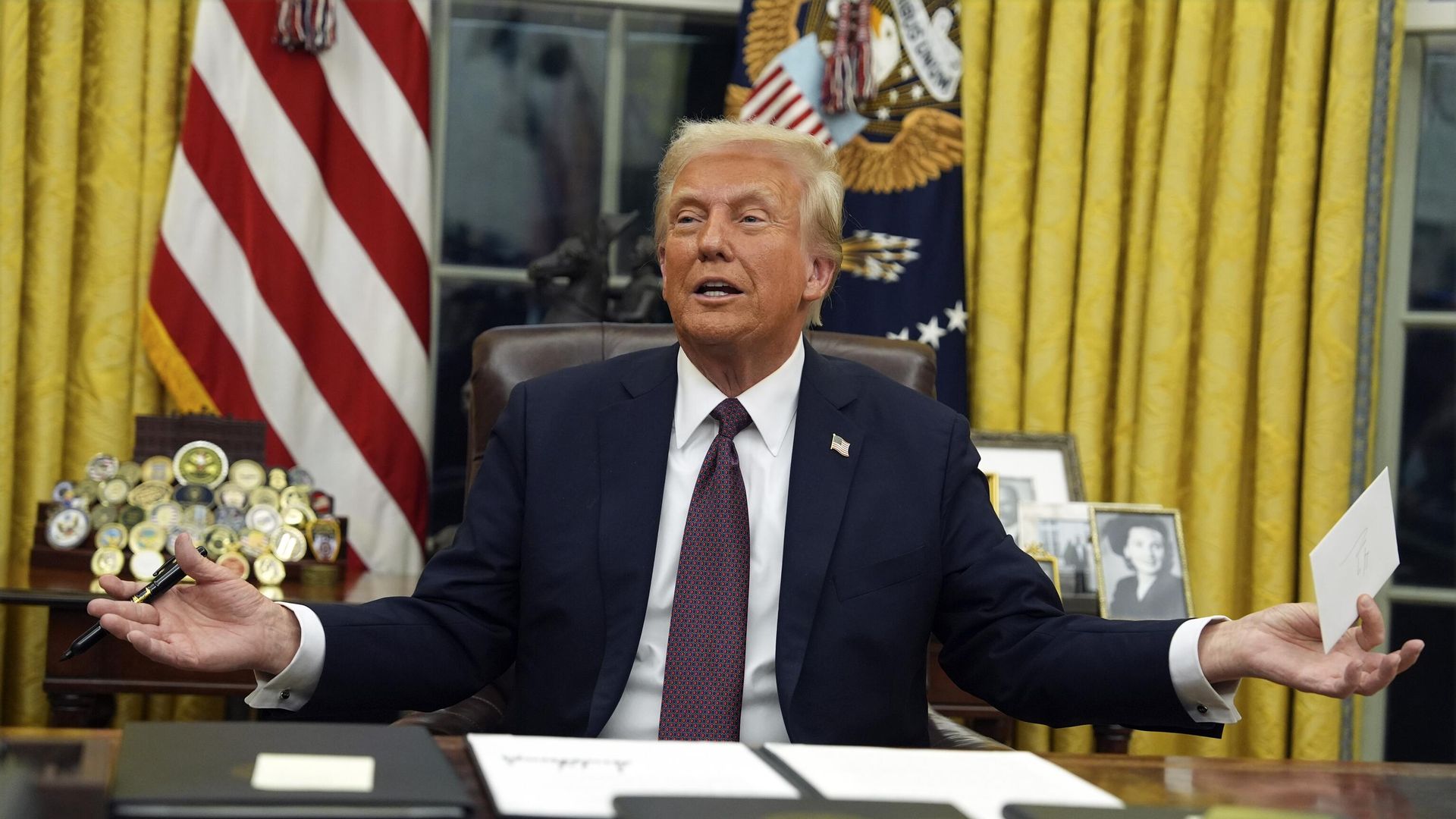 Вступивший в должность президента США Дональд Трамп во время подписания указов в Овальном кабинете Белого дома. 20 января 2025 Вступивший в должность президента США Дональд Трамп во время подписания указов в Овальном кабинете Белого дома. 20 января 2025 - РИА Новости, 1920, 23.01.2025