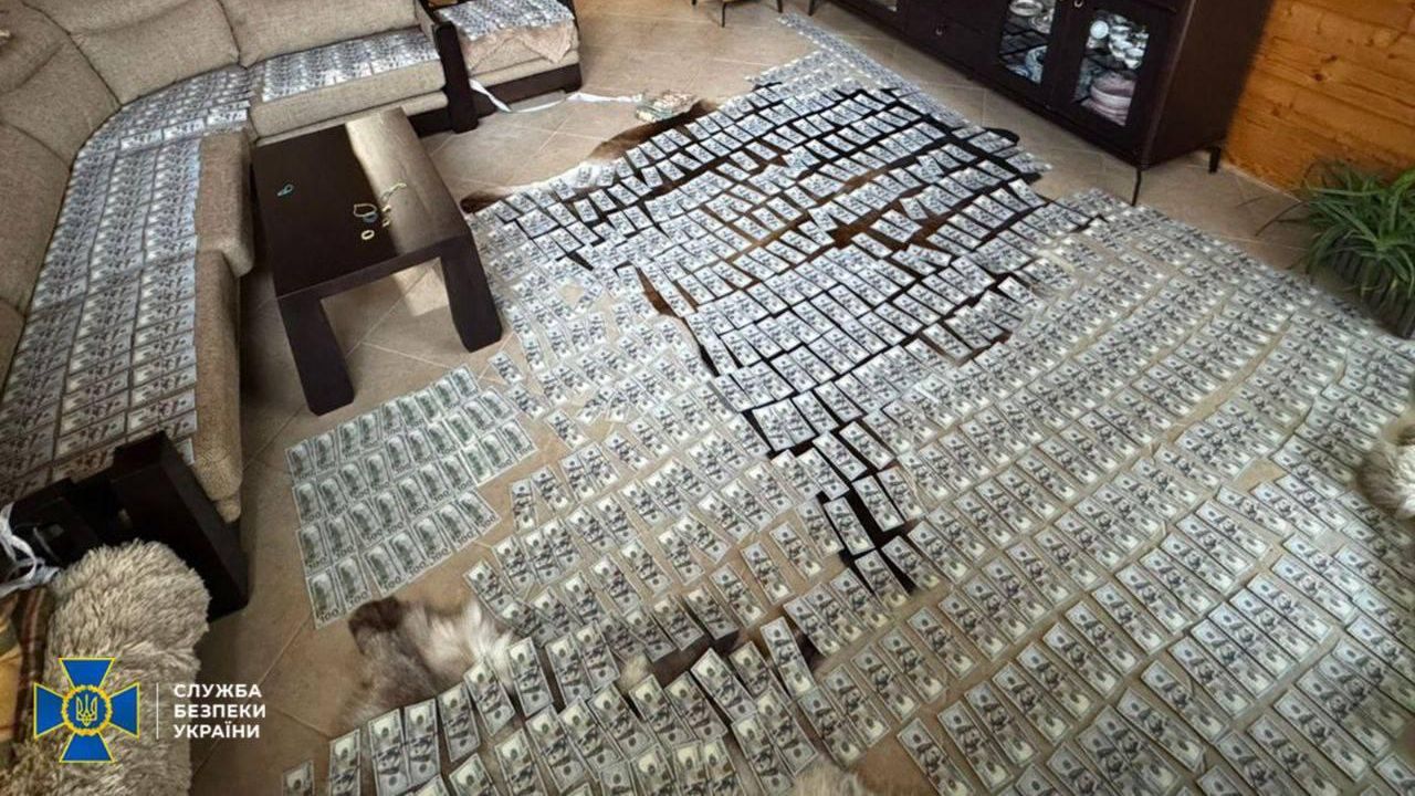 Деньги, обнаруженные во время обыска у задержанного главного психиатра ВСУ Деньги, обнаруженные во время обыска у задержанного главного психиатра ВСУ - РИА Новости, 1920, 21.01.2025
