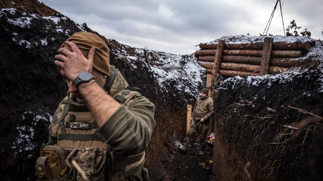 Украинские военнослужащие в окопе в районе Красноармейска (Покровска). Январь 2025