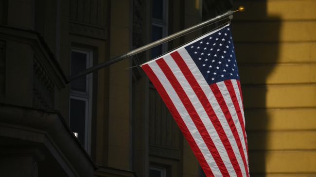 Флаг США над посольством страны в Москве Флаг США над посольством страны в Москве