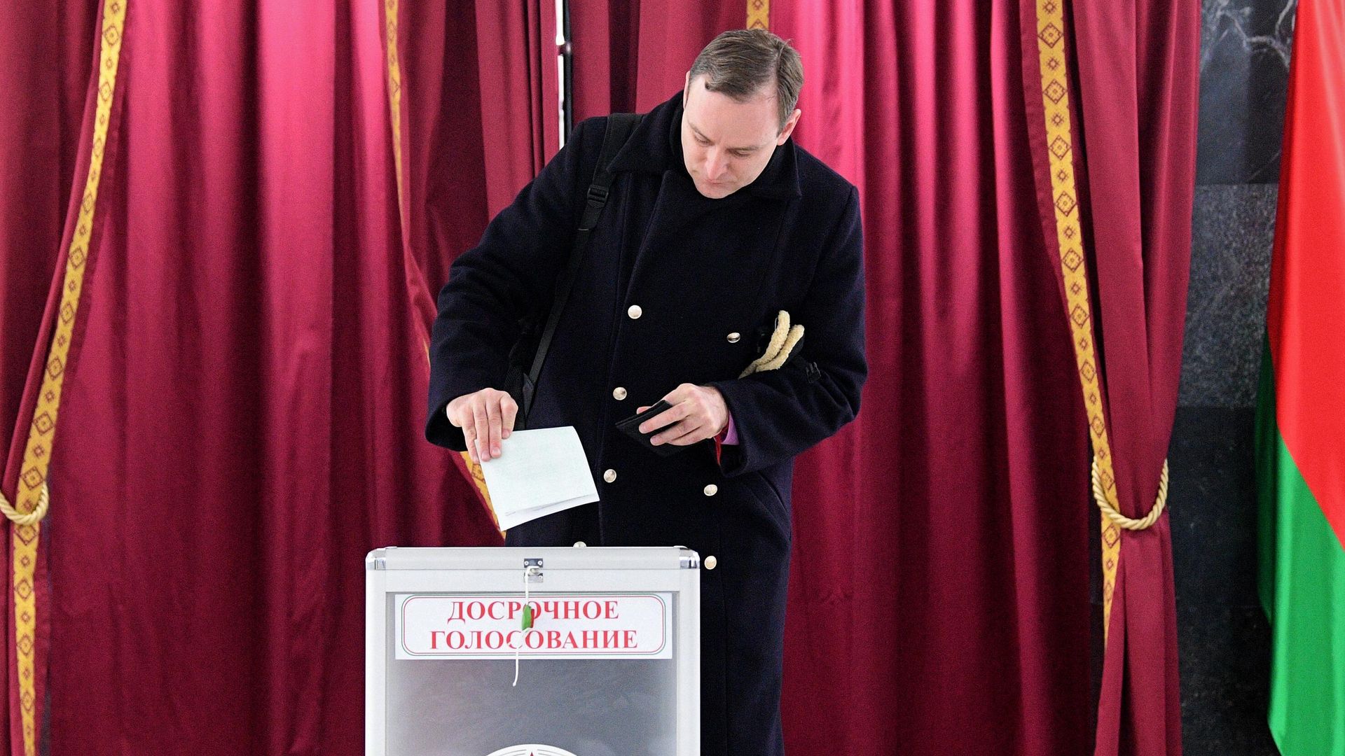 Мужчина голосует на досрочном голосовании на выборах президента Республики Беларусь на избирательном участке в Минске - РИА Новости, 1920, 23.01.2025
