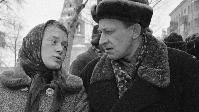 Актеры Евгений Евстигнеев и Валентина Талызина в главных ролях на съемках кинокомедии Зигзаг удачи Актеры Евгений Евстигнеев и Валентина Талызина в главных ролях на съемках кинокомедии Зигзаг удачи