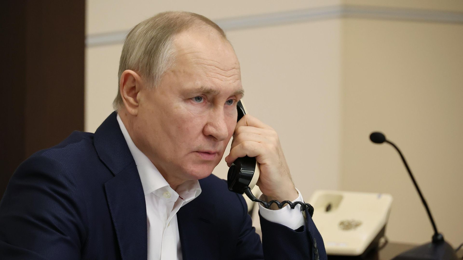 Президент России Владимир Путин говорит по телефону Президент России Владимир Путин говорит по телефону - РИА Новости, 1920, 21.01.2025