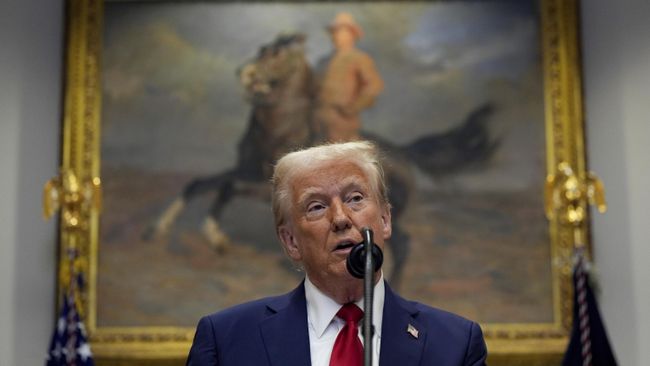 Президент США Дональд Трамп во время выступления в Белом доме