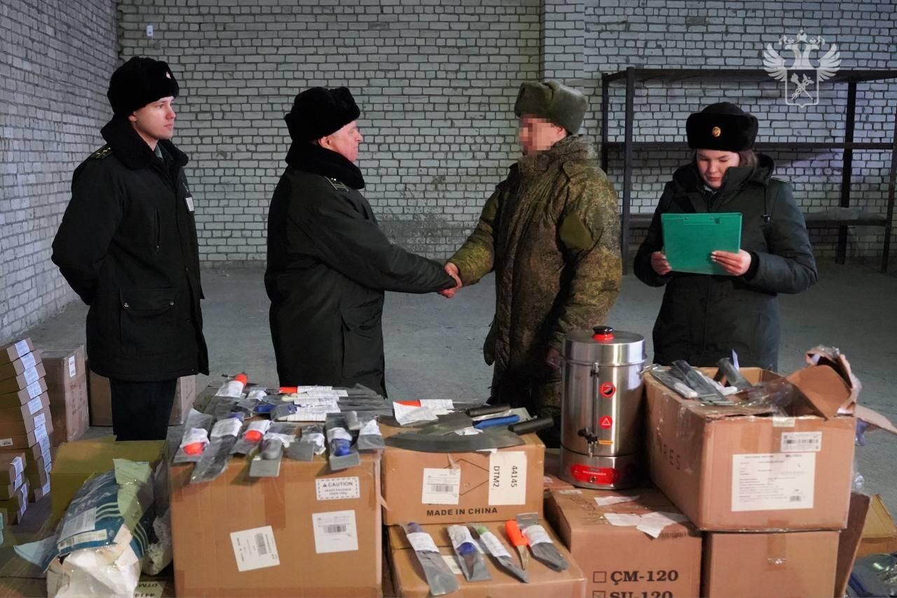 Брянские таможенники направили бойцам СВО ножи и термопоты Брянские таможенники направили бойцам СВО ножи и термопоты - РИА Новости, 1920, 22.01.2025